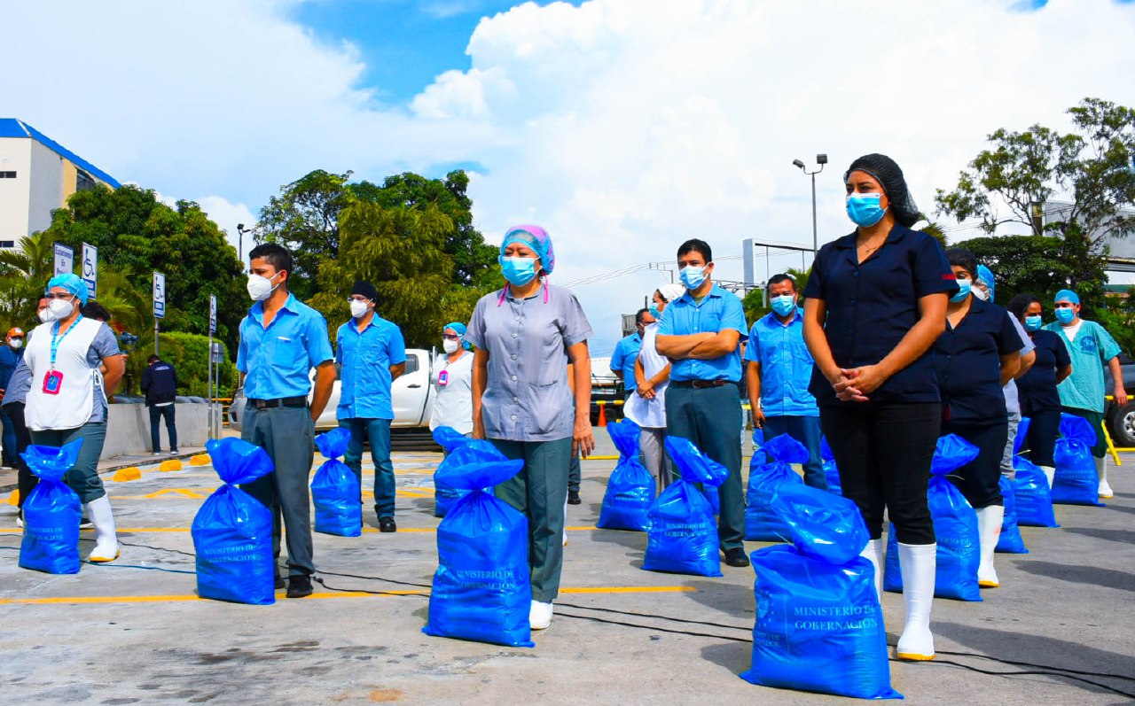 personal-de-limpieza-y-de-seguridad-en-hospitales-recibe-paquetes-alimentarios-del-gobierno